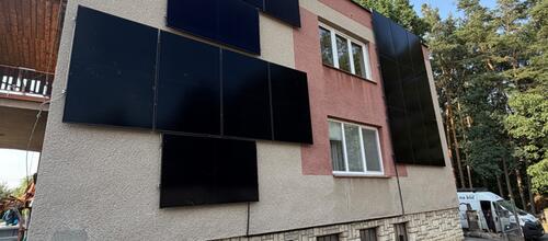 Reference Fotovoltaická elektrárna s řídicí jednotkou GreenBox na fasádě domu v Pardubicích